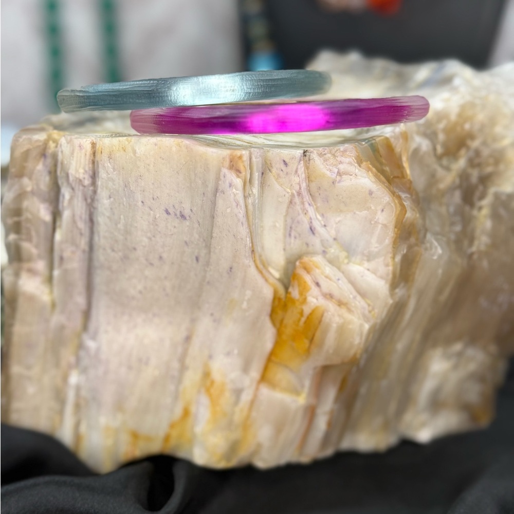 Set of teal and pink carved lucite bangles - style of Alexis Bittar - Picture 3 of 5